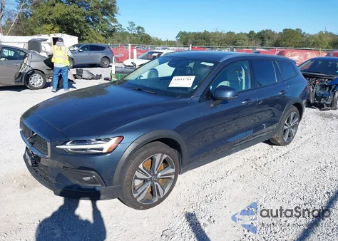 2025 Volvo V60 Cross Country Plus, B5 Awd Gas (Mild Hybrid) z USA, uszkodzony, nr VIN YV4L12WK9S2146884